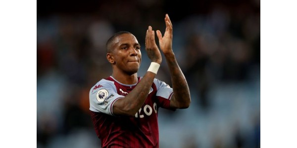 Ashley Young, ex capitana del Manchester United, ficha por el Everton